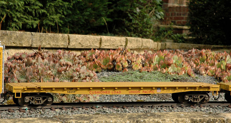 Photo of a MTH 1:32 scale model UP flatcar