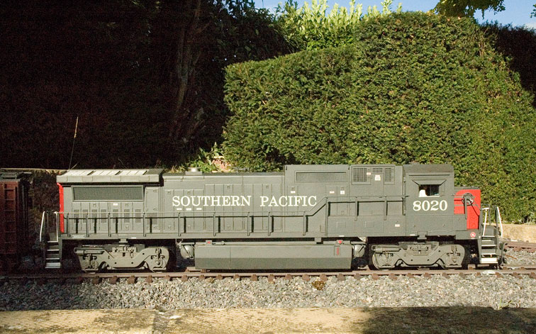 Photo of a MTH 1:32 scale model Southern Pacific GE Dash 8-40 B