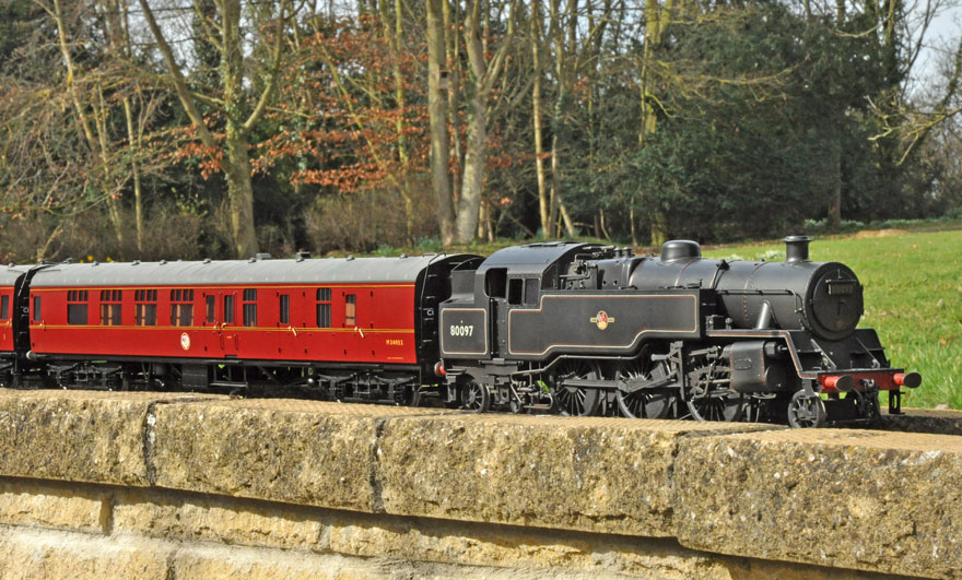 Photo of a 1:32 scale model of a BR 4MT with a coach